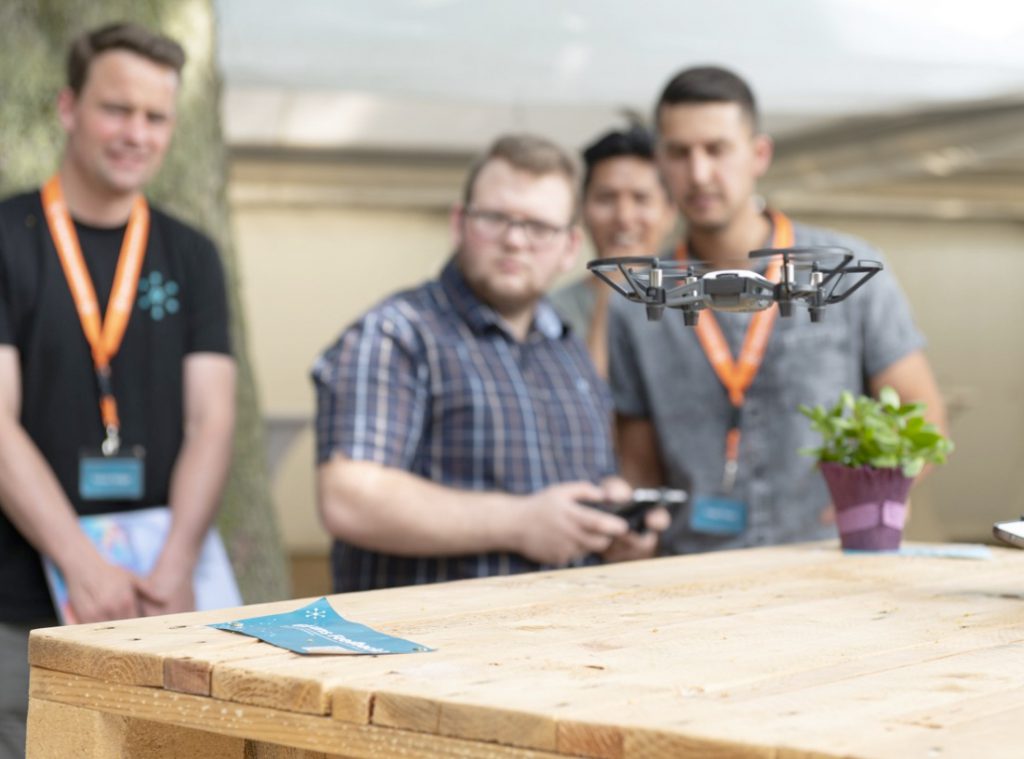 Mitarbeiter der Stadt Osnabrück lassen eine Drohne steigen