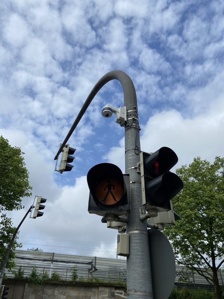 Kamera Bramscher Str An der Bramscher Straße Richtugn Hasetor erfasst eine Kamera die verschiedenen Mobilitätsarten, die regelwidrig links abbiegen.